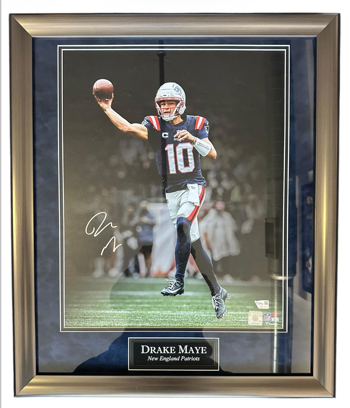 New England Patriots - Drake Maye autographed 16x20 photo