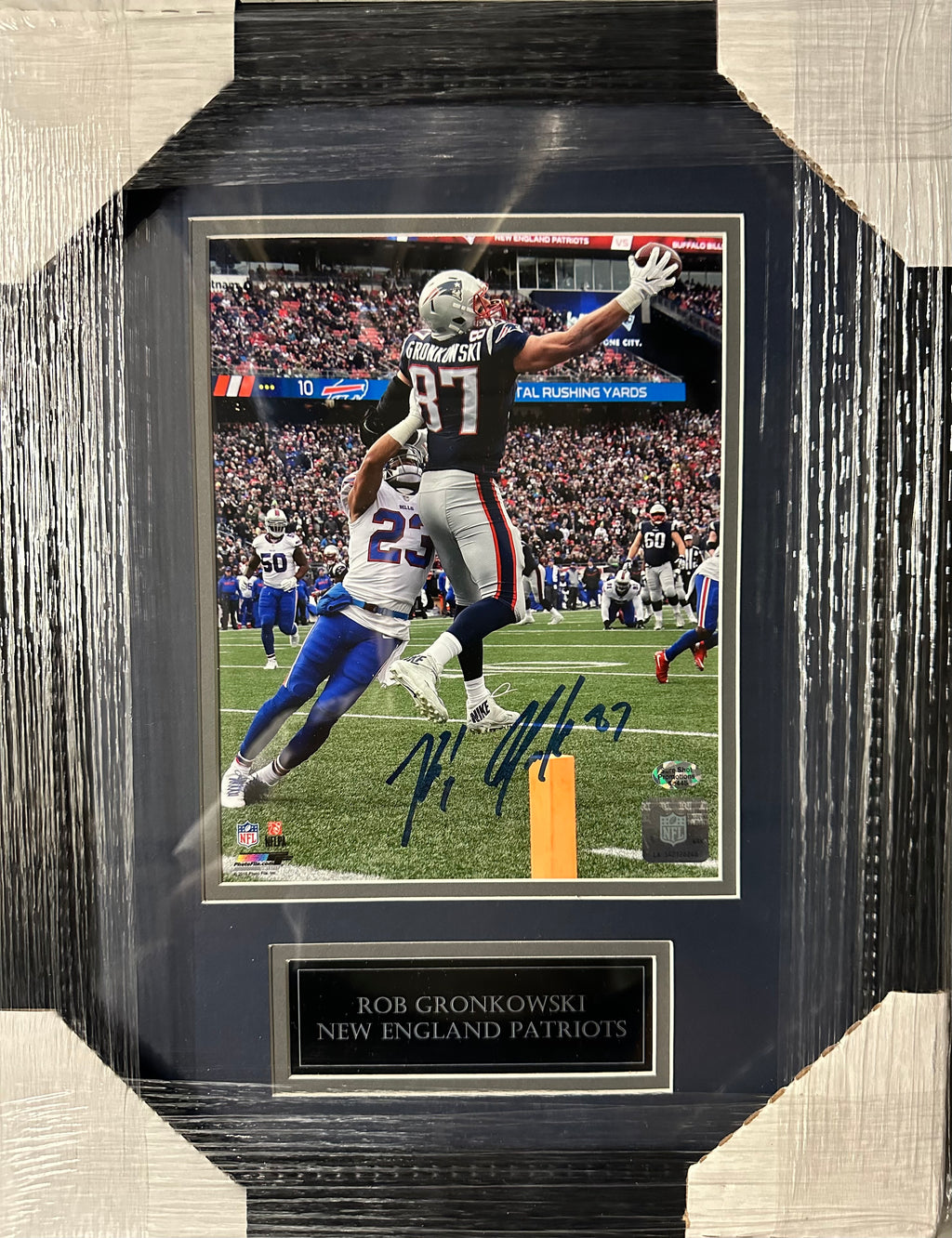 New England Patriots - Rob Gronkowski Autographed 8 x 10
