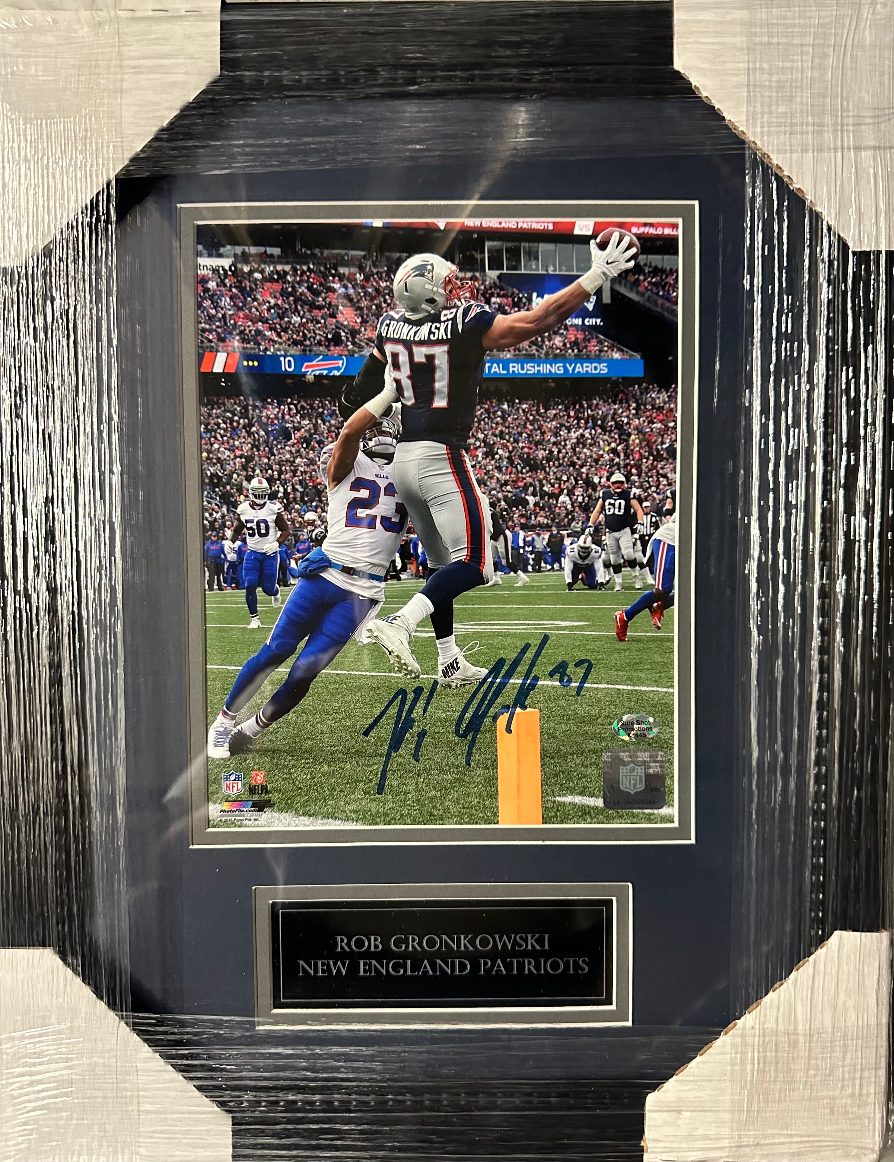 New England Patriots - Rob Gronkowski Autographed 8 x 10
