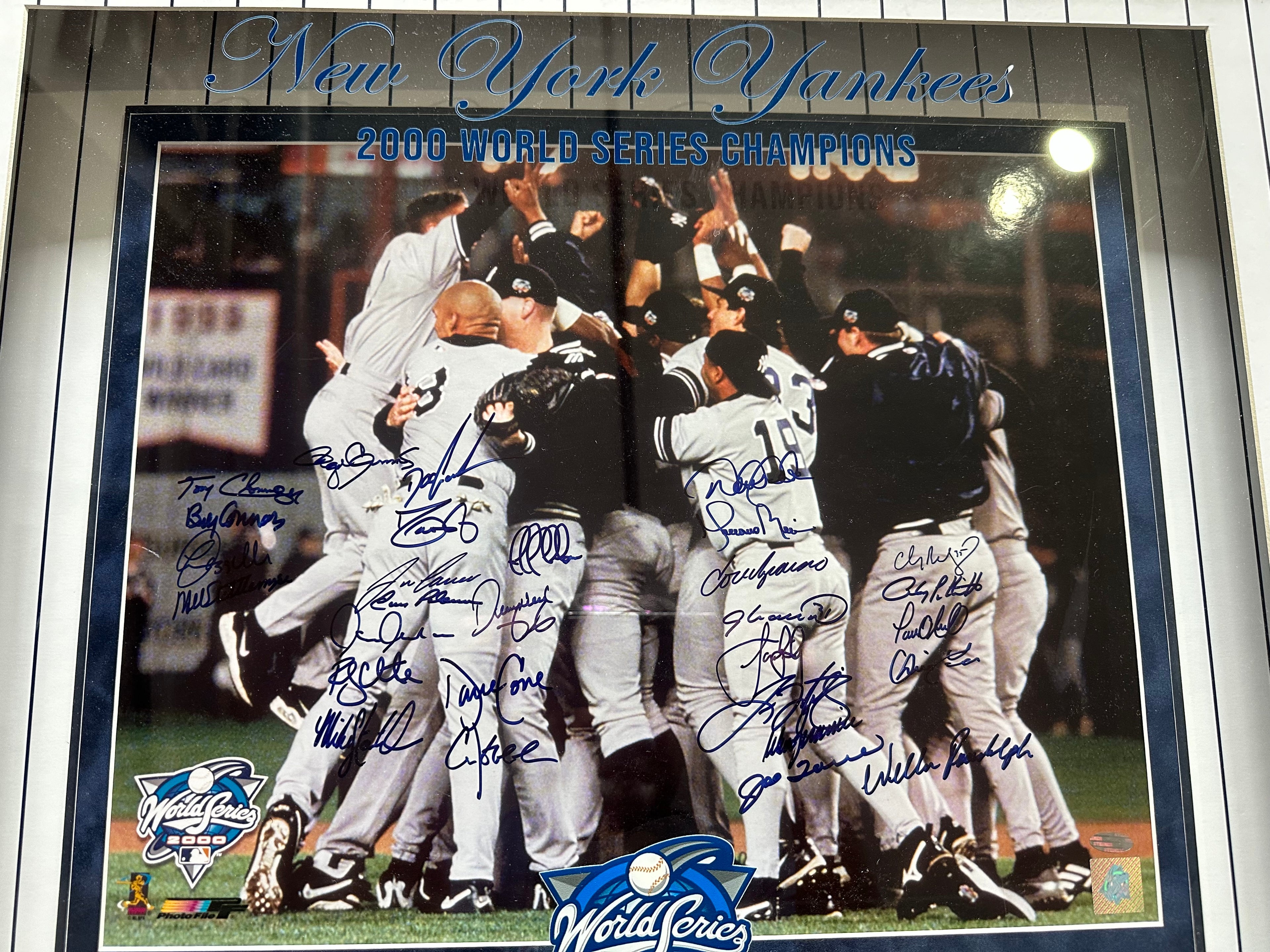 New York Yankees - 2000 WS Champions Team Signed 3D Shadow Box w/LED