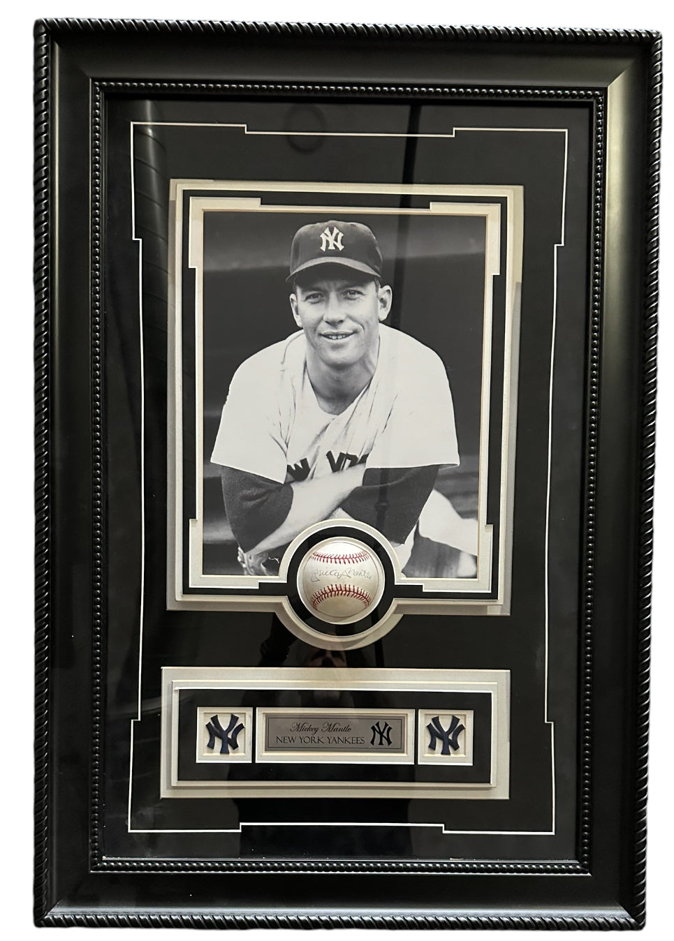 New York Yankees - Mickey Mantle Autographed w/Ball