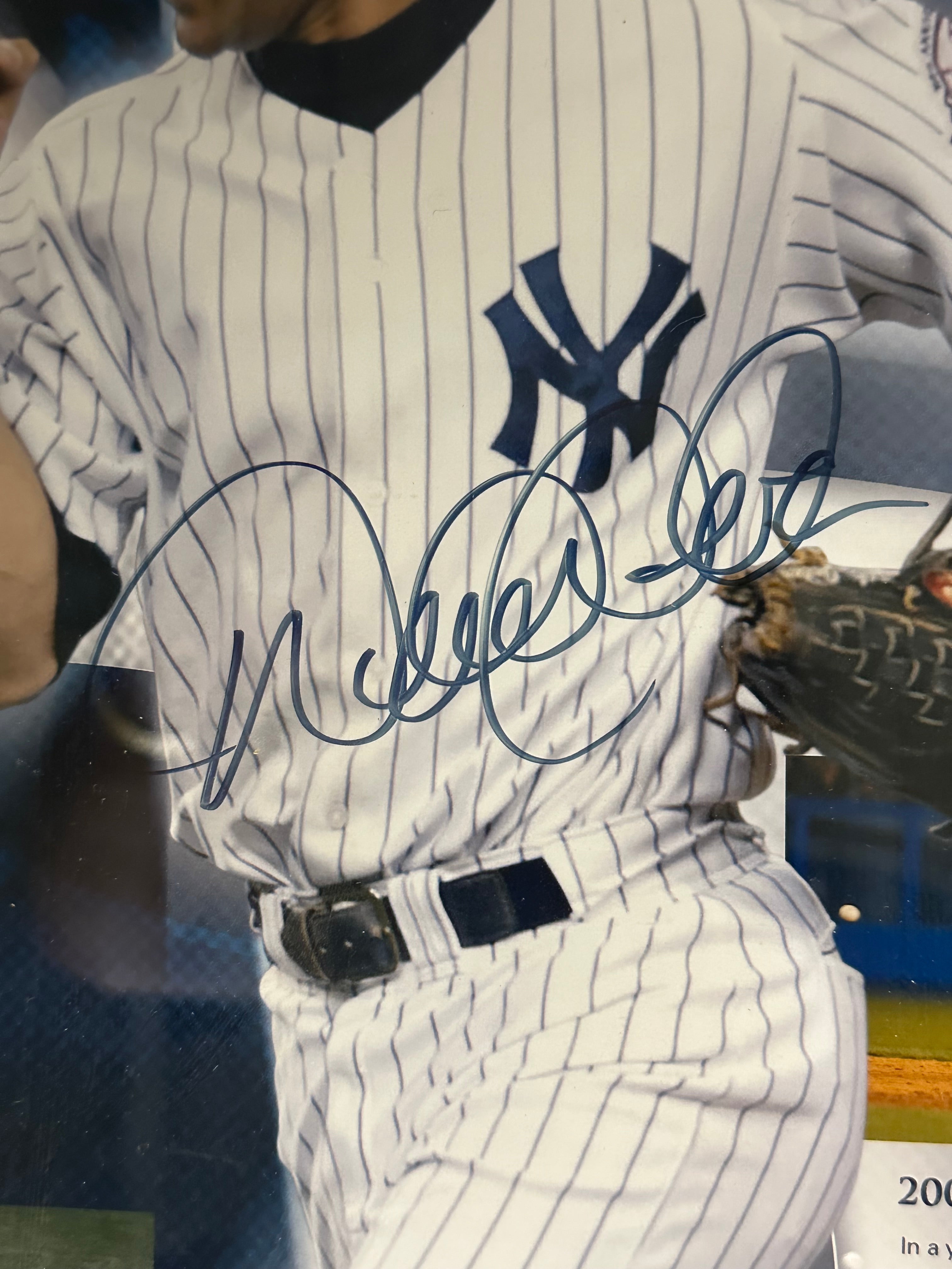 New York Yankees - Derek Jeter Autographed 16 x 20 Photo