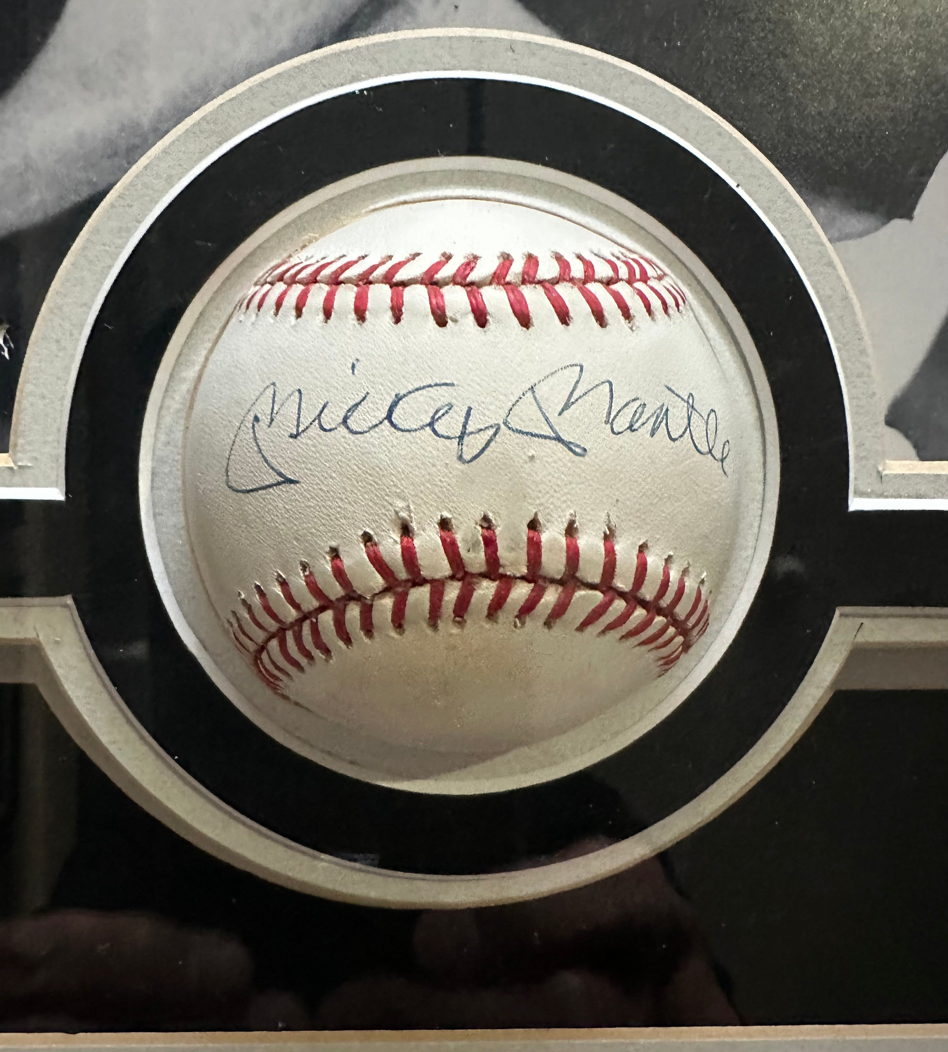 New York Yankees - Mickey Mantle Autographed w/Ball