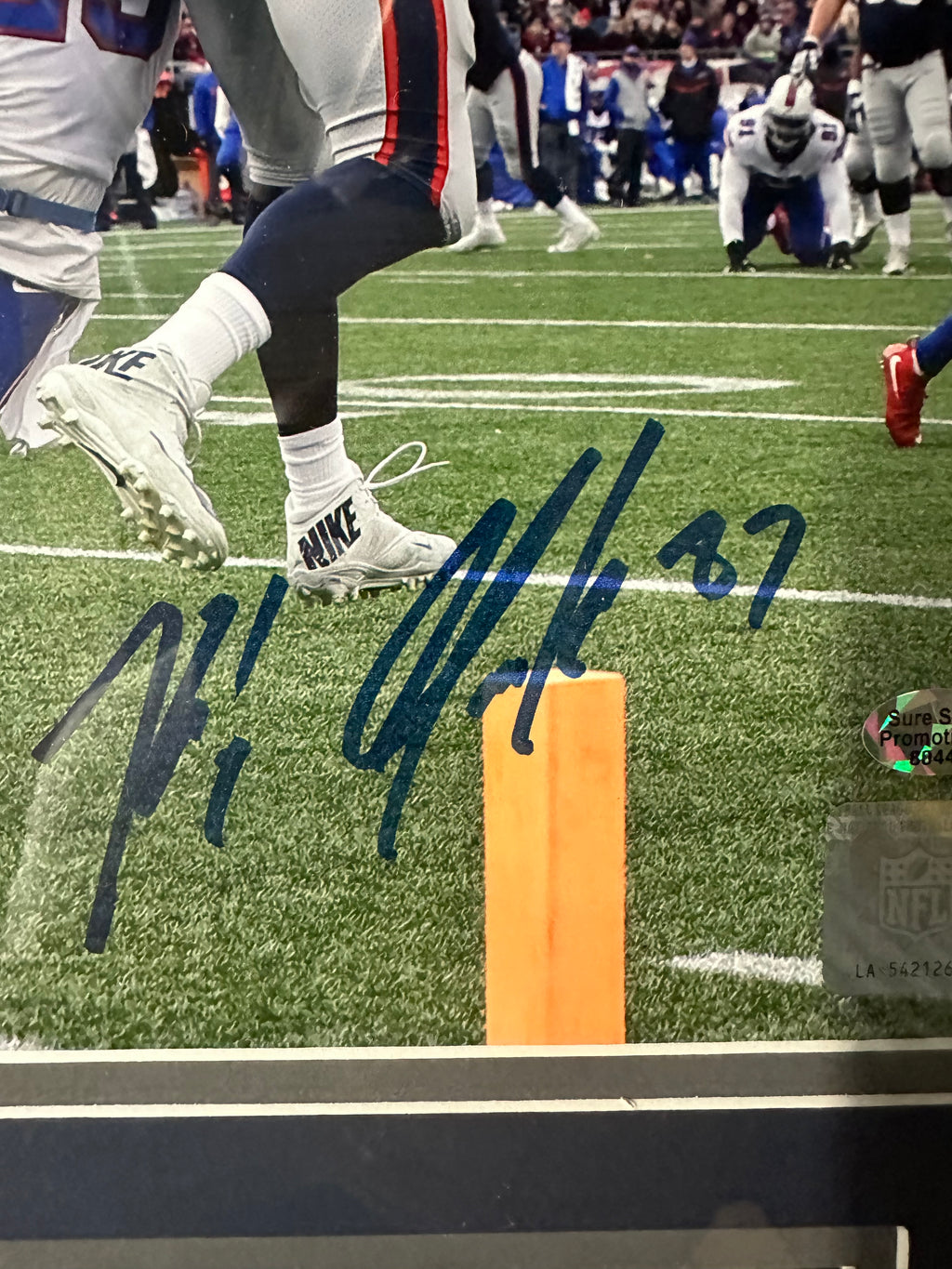 New England Patriots - Rob Gronkowski Autographed 8 x 10