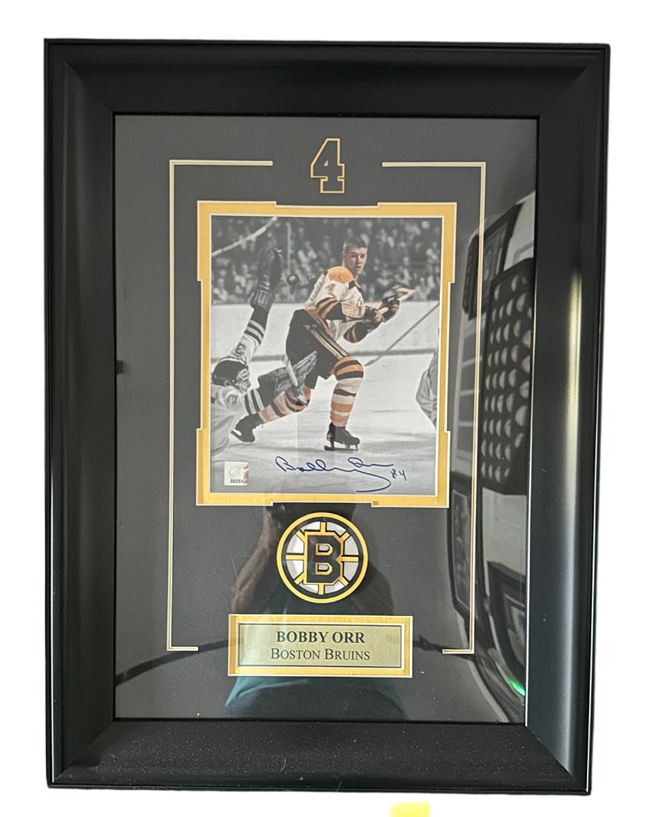 Boston Bruins - Bobby Orr autographed Rookie photo