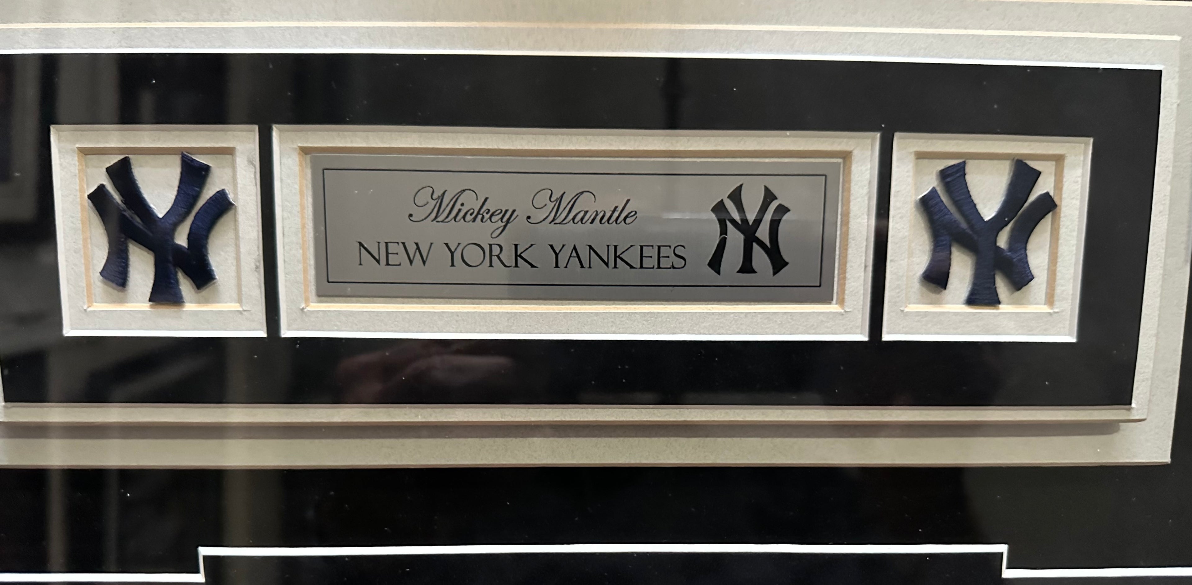 New York Yankees - Mickey Mantle Autographed w/Ball