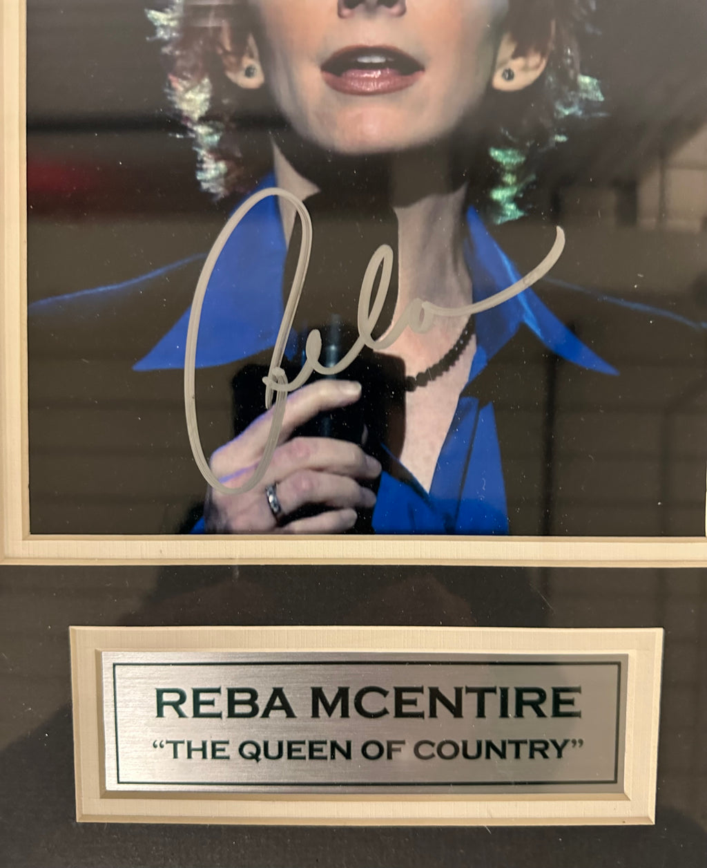 Reba Mcentire "The Queen of Country" Autographed