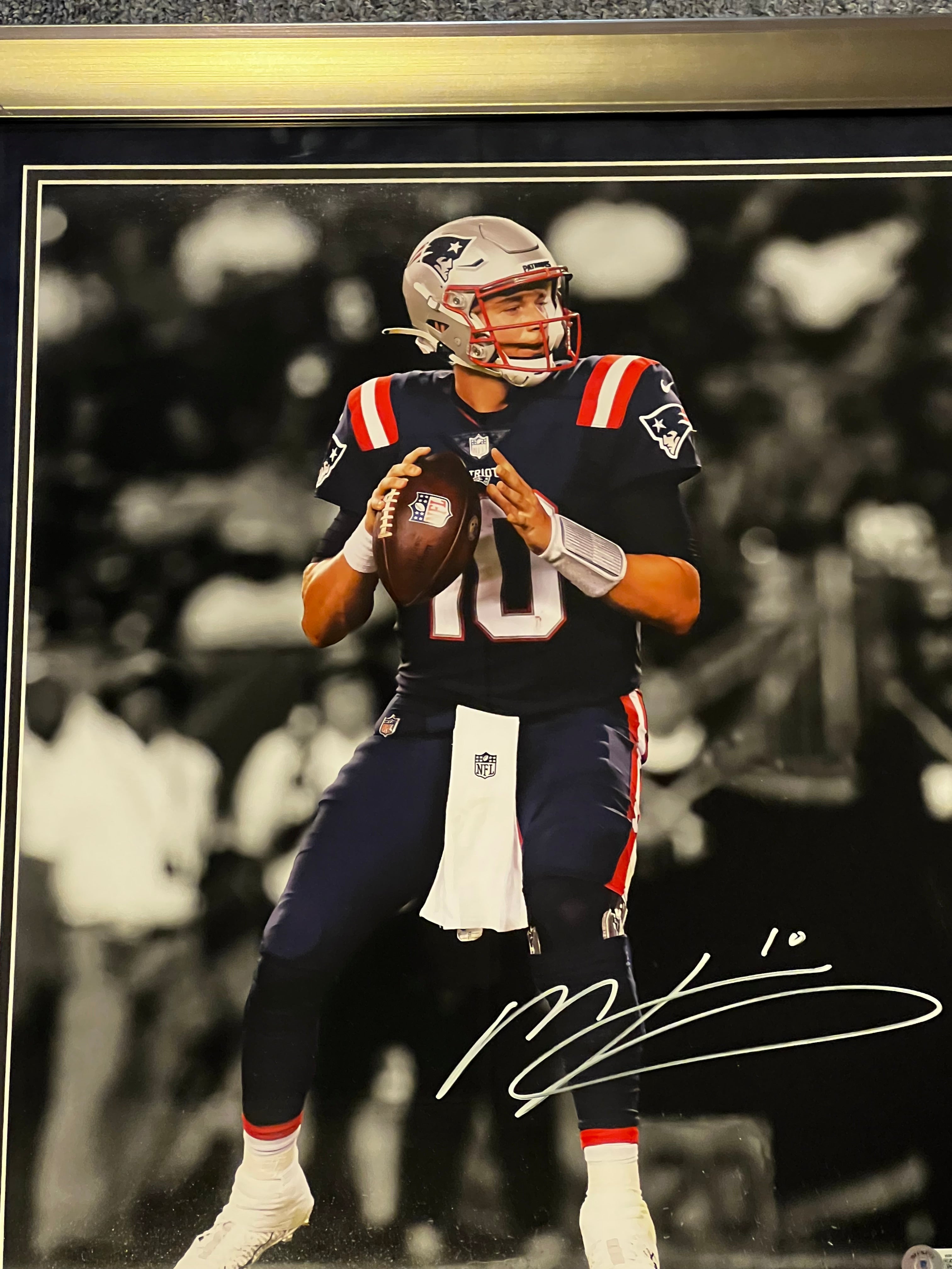 New England Patriots - QB Mac Jones Autographed 16 x 20